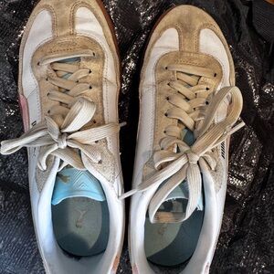 Sz 7 puma sneakers